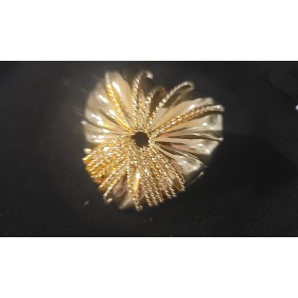 Gold Tone Scarf Clip - Picture 3 of 4